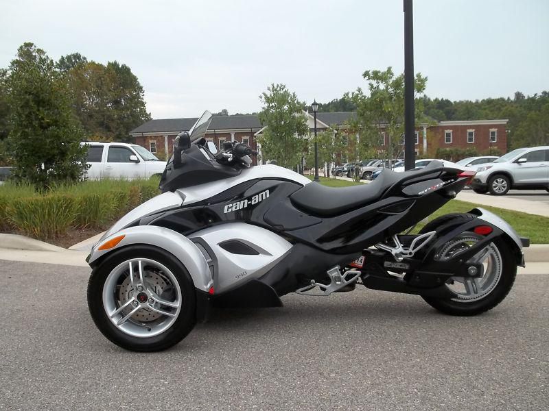 2008 CAN-AM SPYDER WITH REVERSE 5 SPEED MANUAL 3 WHEEL DISC BRAKES