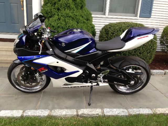 2006 SUZUKI GSXR 1000 white and blue, mint condition, 9500 miles, adult owned