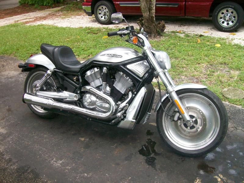 2004 HARLEY DAVIDSON V-ROD MOTORCYCLE ALL ALUMINUM ONE OF THE FIRST YEARS MADE