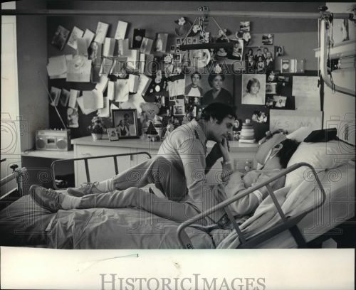 1983 Press Photo Angelo Vento encourages wife Catherine at Waukesha Hospital