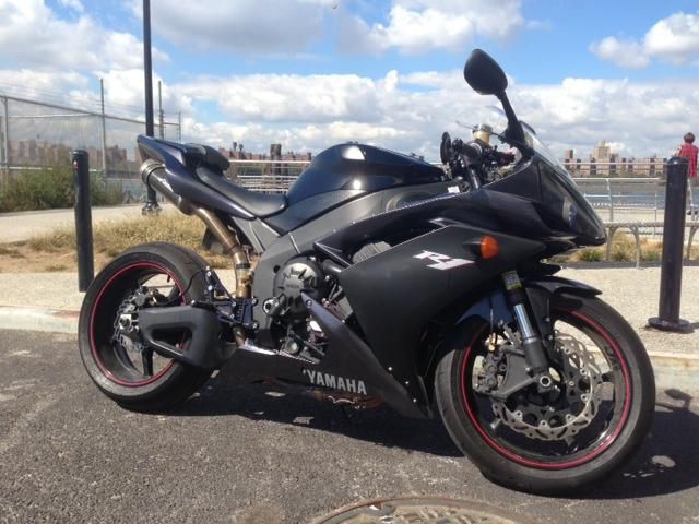2007 yamaha r1 silver, low miles, very light, pipes, carbon fiber, fast!!