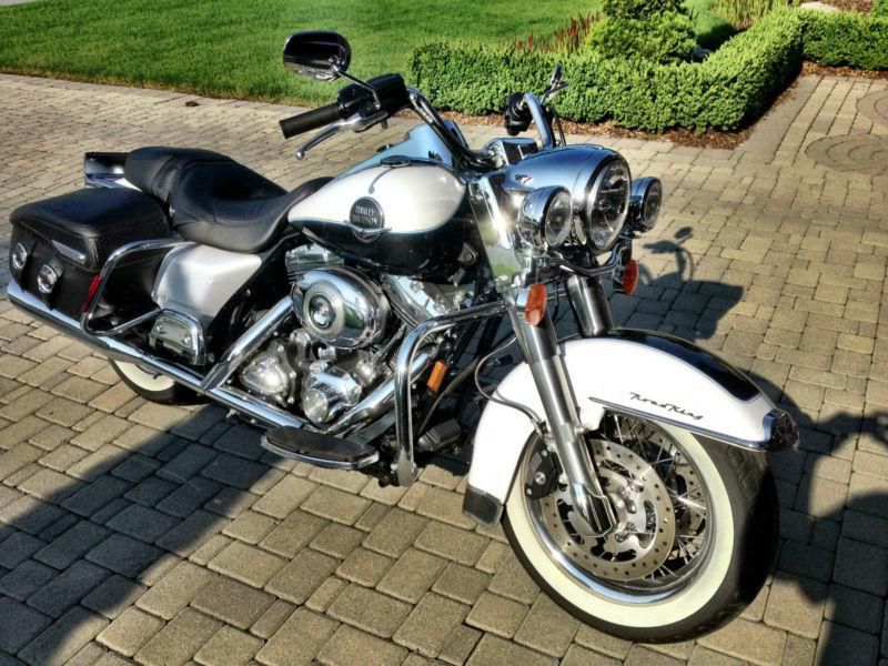 Gorgeous 2008 road king "classic" two tone black/white with pearl/blue striping