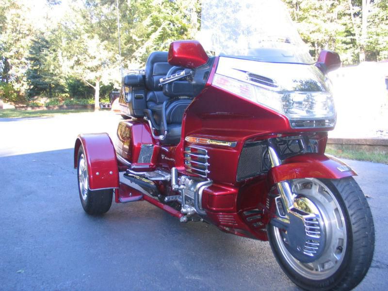 98 honda gold trike with voyager kit/excellent condition/52k