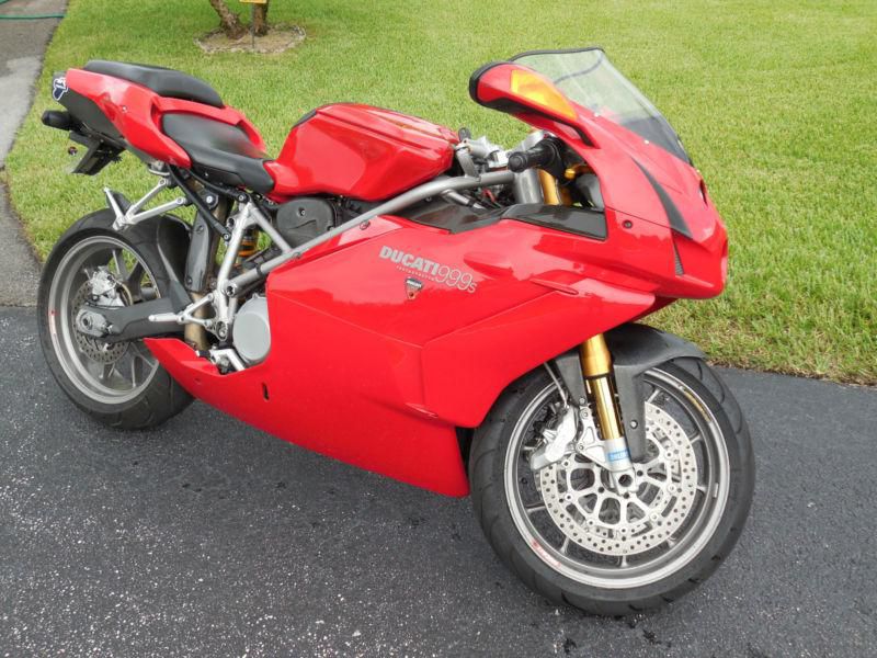 2004 ducati 999s superbike.lots of carbon fiber.ohlins suspension.gorgeous bike.