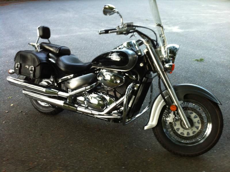 2006 SUZUKI 6200 MILES, 820CC, FUEL INJECTED, SHAFT DRIVE SADDLE BAGS, NEW TIRE