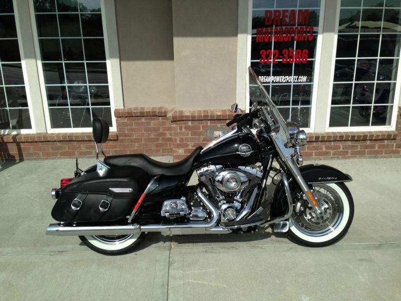 2009 road king classic low miles! must see! black and chrome! won"t last!