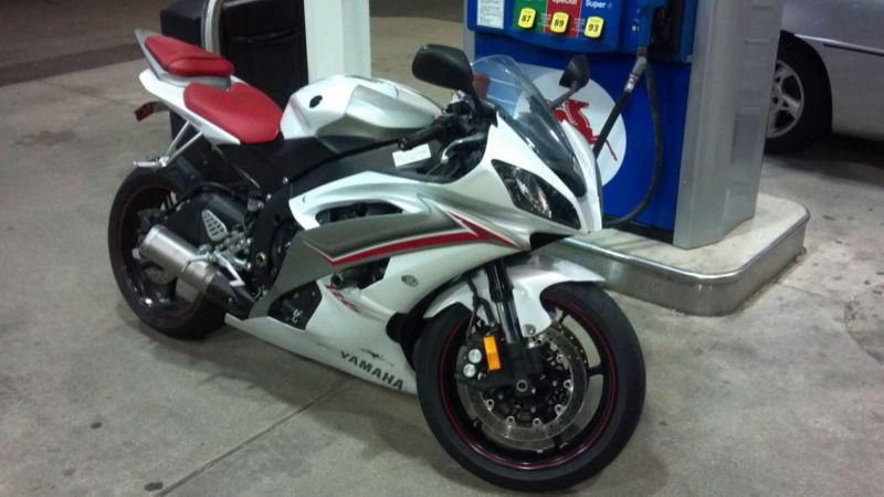 2009 Yamaha R6 - extremely low miles, few mods