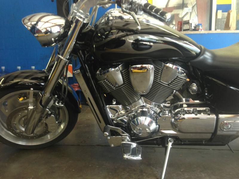 Honda vtx 1800cc 2005 (chromed out with low miles)