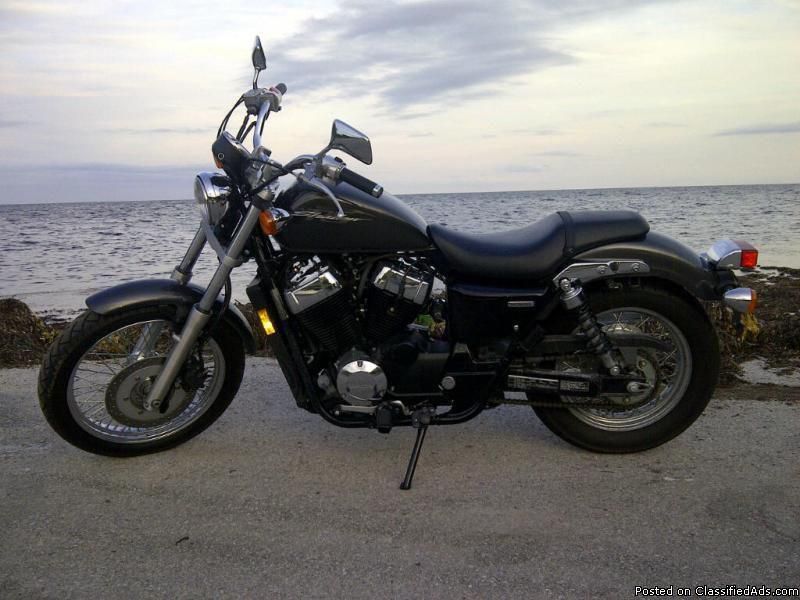 2010 GREY HONDA SHADOW RS (VT750RS) - ONLY 3,575 MILES !!!