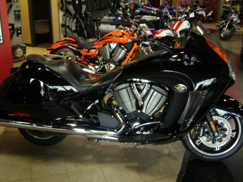 2011 victory vision 8 ball - low miles - warranty