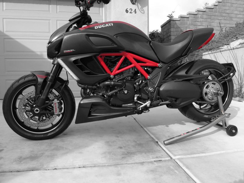 2011 ducati diavel, carbon red<br />
