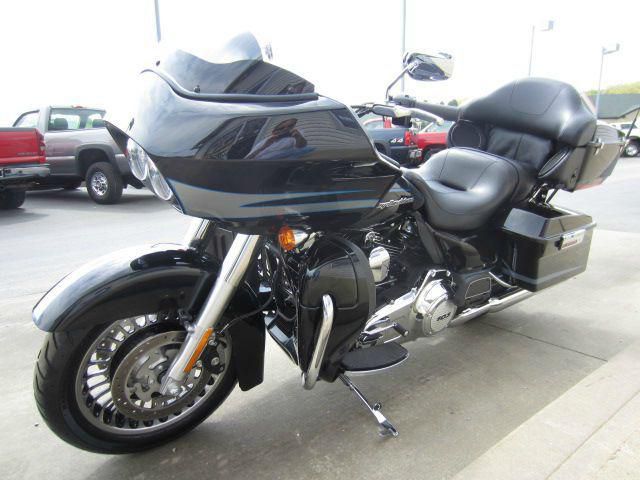 2013 harley davidson road glide ultra (only 416 miles) like new!!!!