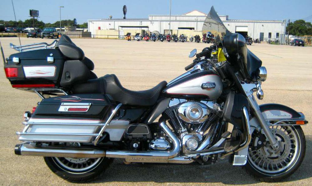 2010 Harley-Davidson FLHTCU Ultra Classic Electra Glide Touring 