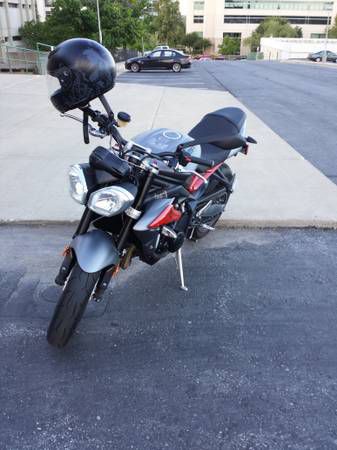 Beautiful 2013 Triumph Street Triple Type R with less than 1000 miles