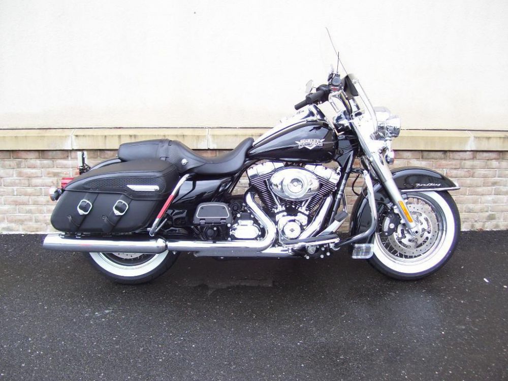 2011 Harley-Davidson FLHRC Road King Classic Touring 