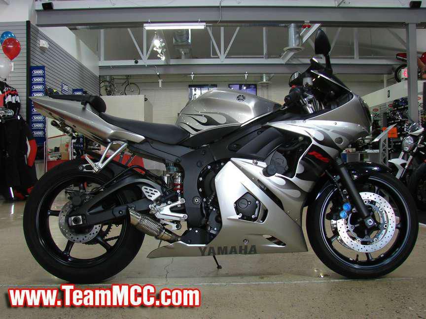 2004 Yamaha YZF-R6 Sportbike 