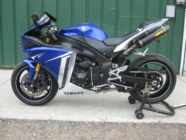 2011 YAMAHA YZF R1 BLUE AKRAPOVIC EXHAUST, EXTRAS MINT PRICED TO SELL FAST
